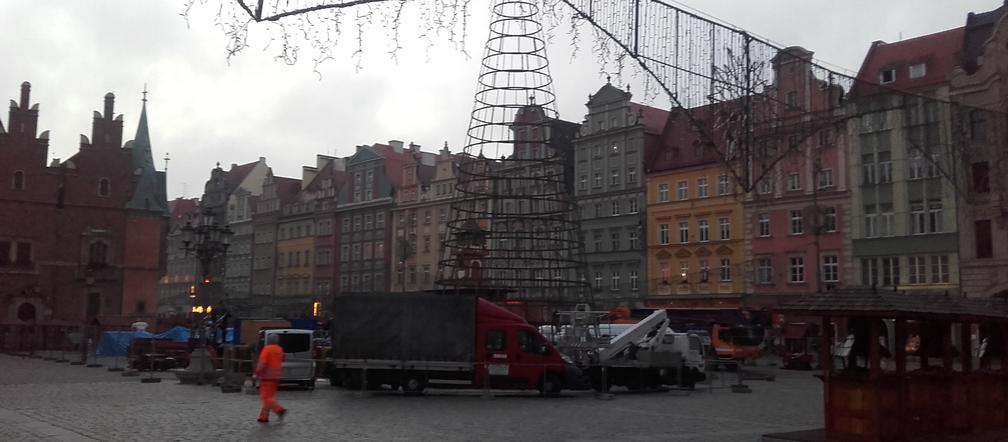 Na wrocławskim rynku montują już choinkę