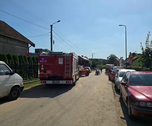Strażacy nie mogli dojechać do tonącego dziecka. Kierowcy zablokowali drogę w Pluskach