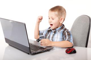 Dziecko przy komputerze