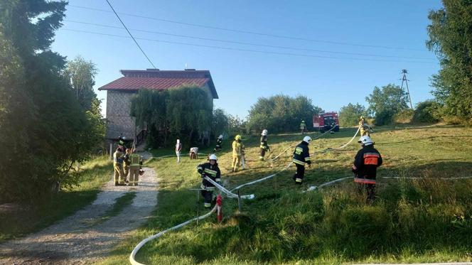 Tragiczny pożar domu jednorodzinnego pod Brzeskiem. Nie żyje jedna osoba