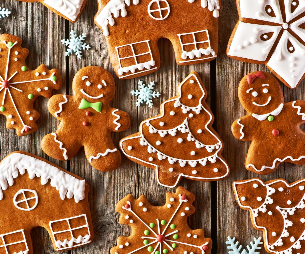 Udekorowane świąteczne pierniczki są piękną ozdobą