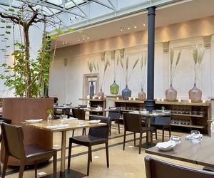 To jedna z najsłynniejszych kamienic w Krakowie. Znajduje się w niej hotel, w którym mieszkał car