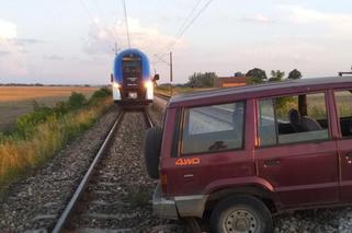 Porzucone na torach auto wstrzymało ruch kolejowy. Policja szuka sprawcy [FOTO]