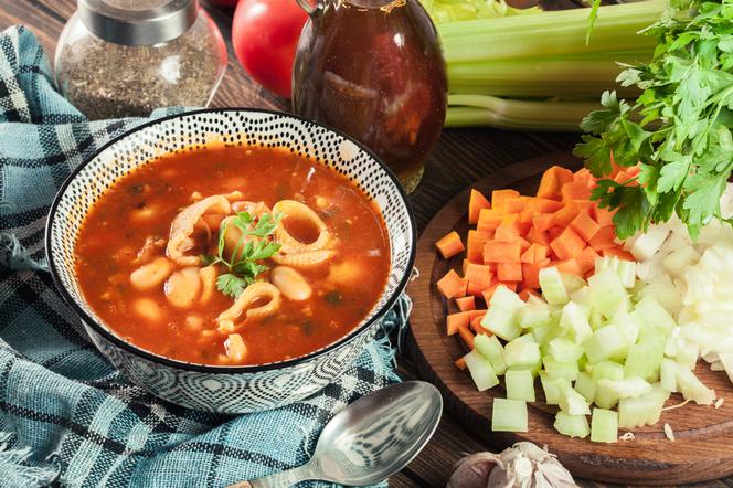 Fantastyczna zupa pomidorowa z fasolą i makaronem: sycące danie kuchni włoskiej