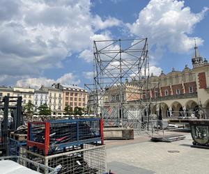 Kontrowersyjna budowa na Rynku Głównym w Krakowie. Mieszkańcy podzieleni