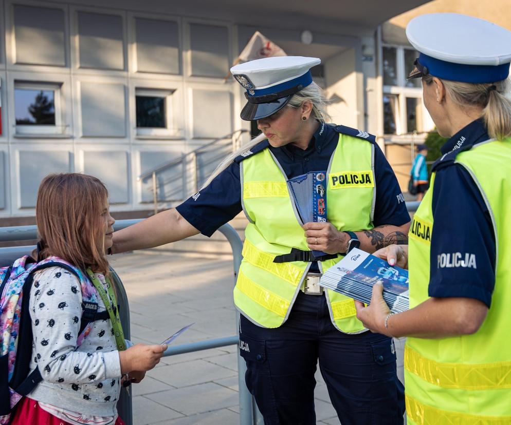 Pomachaj kierowcy i bądź BEZPIECZNY w drodze do szkoły! Wrześniowa akcja policji 