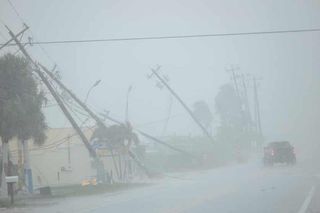 Huragan Milton zabija! Domy z ludźmi uniesione przez tornado i zniszczone