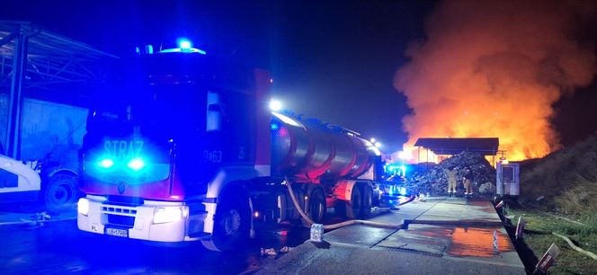 Strażacy walczyli z ogniem na składowisku odpadów w Bełżycach