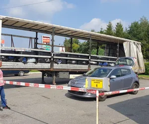 Na stacji benzynowej pozostawiono naczepę. Są tu beczki z nieznaną substancją 