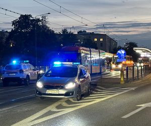 Wielkie utrudnienia w Warszawie, tramwaje na trasach objazdowych. Policja zablokowała przejazd na dużym skrzyżowaniu