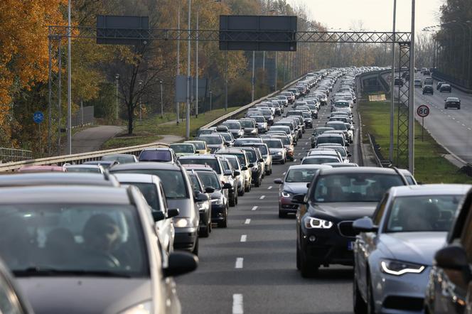 Tłumy korki na Cmentarzu Północnym