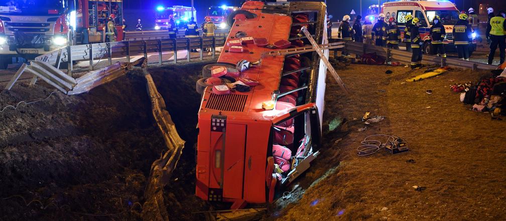 Tragiczny wypadek na A4. Autobus spadł z wiaduktu. Nie żyje 6 osób, 34 są ranne