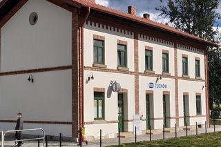 Remont węzła przesiadkowego w Tuchowie: Biletomat i nowa wiata zastąpią dworzec