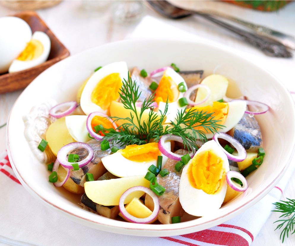 Sałatka śledziowa z ziemniakami i jajkiem