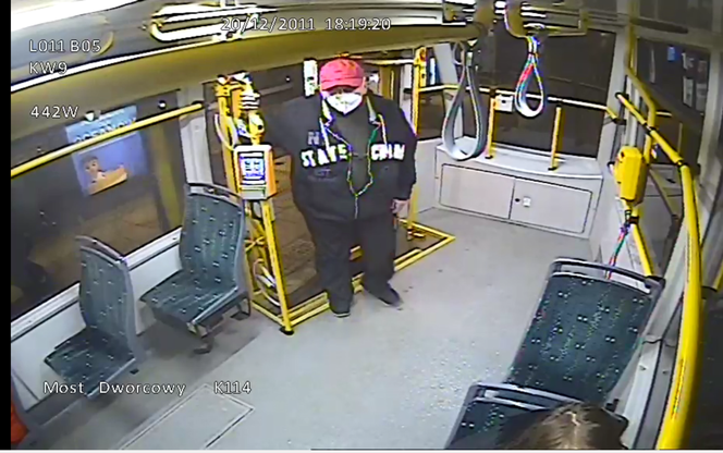 Poznań. Zboczeniec w tramwaju! Policjanci szukają tego mężczyzny