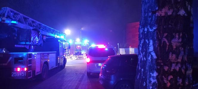 Kraków: Poteżny pożar archiwum Urzędu Miasta. Płoną dwie duże hale przy ulicy Na Załęczu. Akcja trwa [ZDJĘCIA]