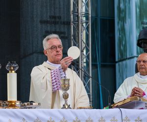 81. rocznica Powstania Warszawskiego. Uroczysta msza święta na pl. Krasińskich