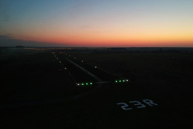 Na pasie startowym lotniska w Lesznie zamontowano oświetlenie