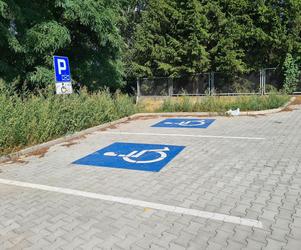 Parking dla niepełnosprawnych na samym końcu parkingu