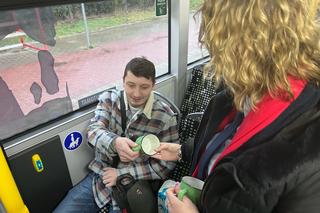 W gorzowskich autobusach elektrycznych przedstawiciele miasta rozdawali kubki i kalendarze