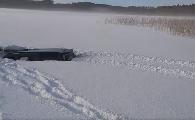 Jezioro Choczewskie. Kierowca land rovera wjechał na lód. Auto znalazło się pod wodą