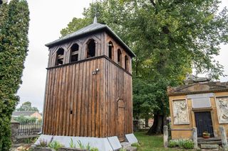 Ten drewniany kościół zachwyca turystów. Jest jednym z najcenniejszych zabytków województwa łódzkiego 