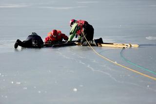 Pod zaginionym 29-latkiem załamał się lód. Ciało wyłowiono z jeziora