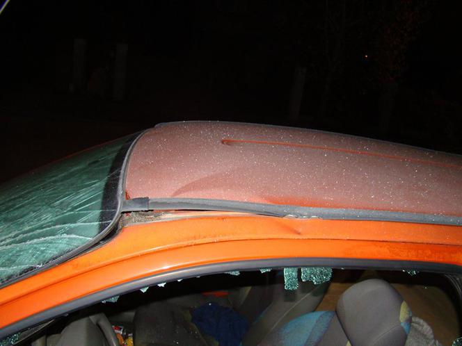 Wściekły 59-latek po kłótni z synem zniszczył siekierą jego samochód [ZDJĘCIA]