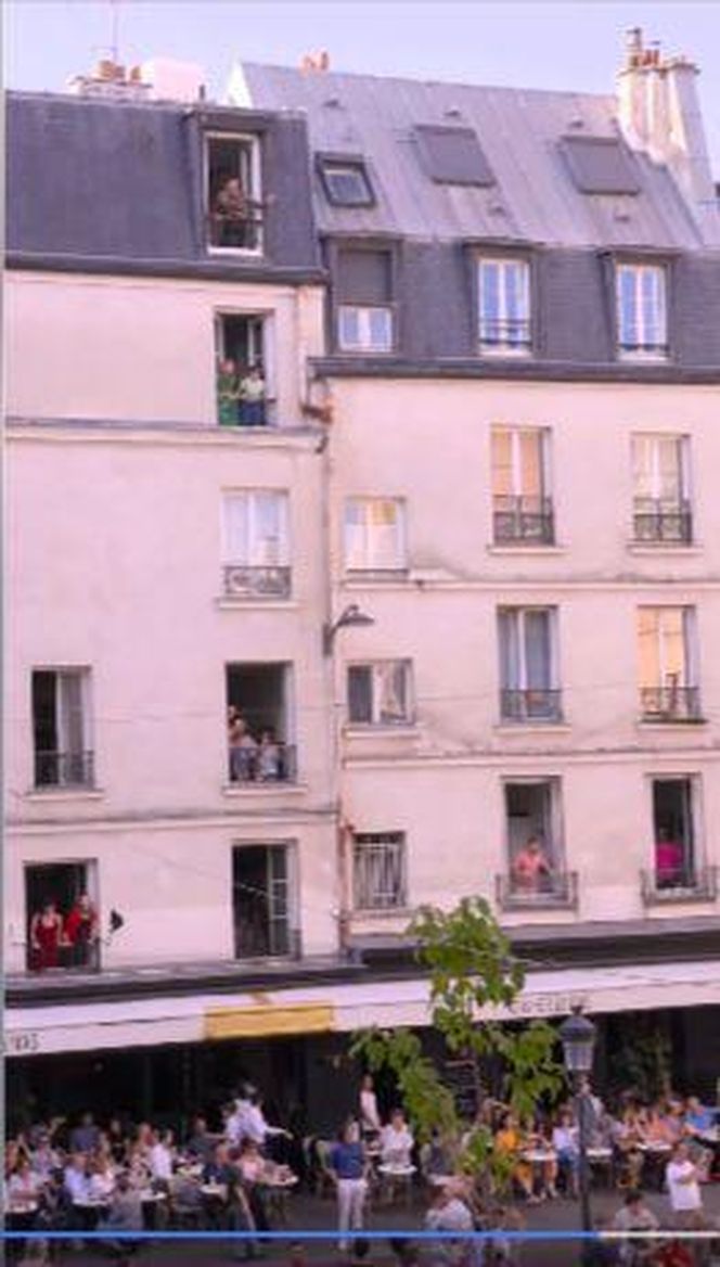 Flashmob w Paryżu - "Bohemian Rapsody"