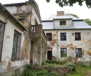 Niezwykła wieś w Łódzkiem. W tym dworku mieszkał Chełmoński