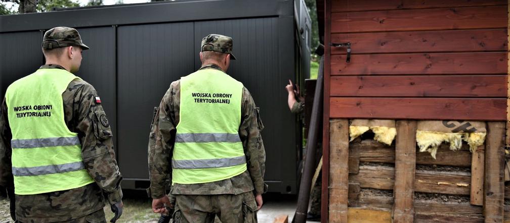 Powódź: terytorialsi pomogli pięcioosobowej rodzinie z Trzcinicy. Dostarczyli kontener mieszkalny [ZDJĘCIA]