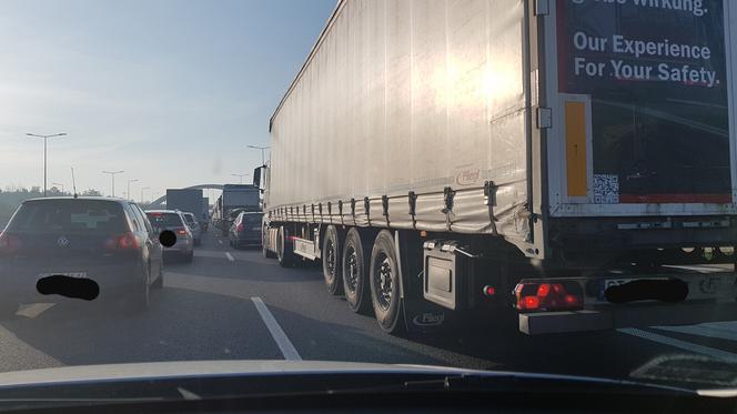 Potężny korek na autostradzie A4 w Katowicach. Na jezdni w stronę Krakowa doszło do stłuczki. Sznur samochodów ma już kilka kilometrów