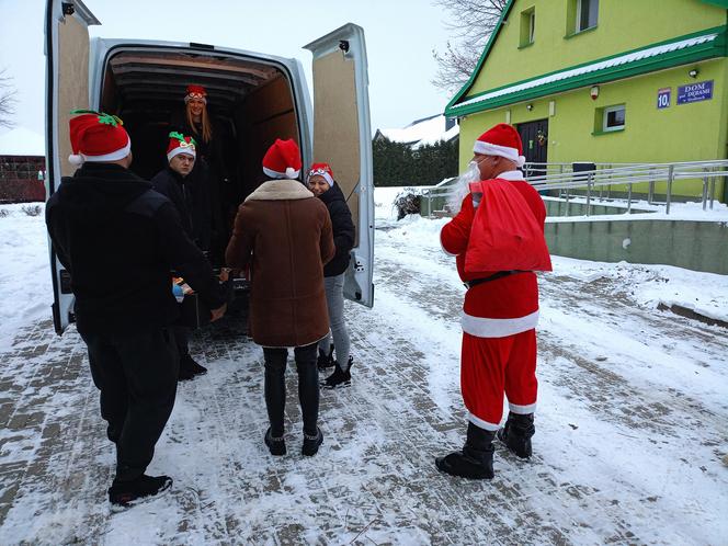 Do dzieci z domów dziecka trafiło łącznie 220 dużych paczek słodyczy