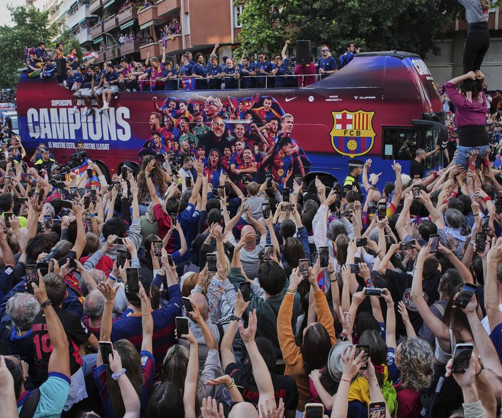 Piłkarze FC Barcelona na paradzie z okazji zdobycie mistrzostwa