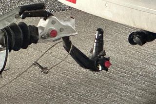 Przyczepka odpadła od auta i huknęła w przystanek autobusowy. Kobieta została ciężko ranna