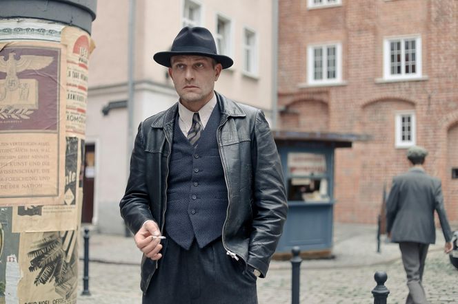 Zatoka szpiegów 2 sezon ostatni odcinek 19 (odc. 10). Johann (Karol Pocheć)