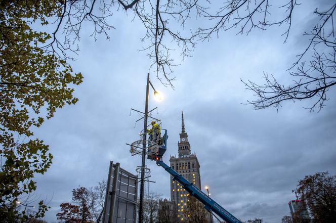 Iluminacja świąteczna 2016 Warszawa - montaż