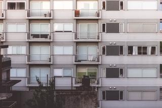 Nowe mieszkania będą budowane bez balkonów? Rząd szykuje rewolucję