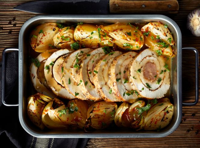 Rolada ze schabu z kiełbasą: przepis na pieczone mięso na wielkanocny obiad