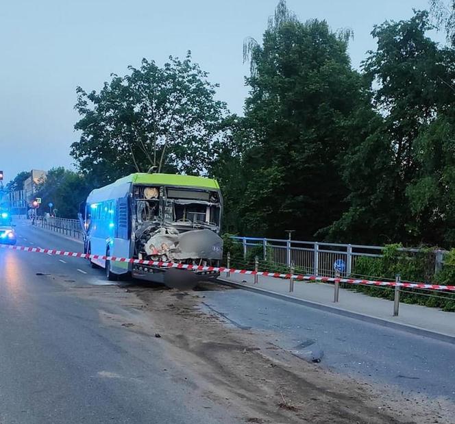 Pijany kierowca tira staranował autobus miejski. 12 osób rannych, a trzy walczą o życie