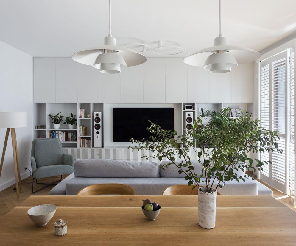 100-metrowe mieszkanie w bielach, szarościach i drewnie