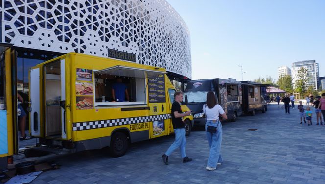 Festiwal Food Trucków w Olsztynie. Pod halą Urania można zjeść dania z kuchni całego świata [ZDJĘCIA]