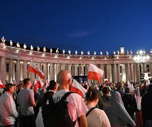 Zło dobrem zwyciężaj. Setki osób czuwały w Watykanie w rocznicę wyboru Jana Pawła II