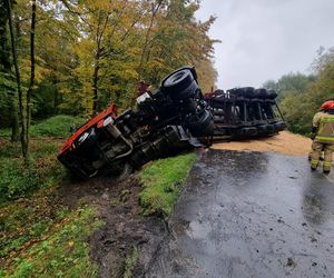Zboże zasypało drogę. Ciężarówka w rowie pod Gostyniem