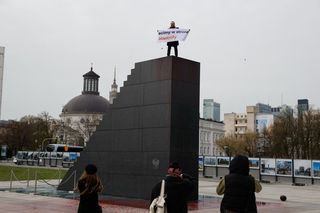 Aktywista klimatyczny na pomniku smoleńskim