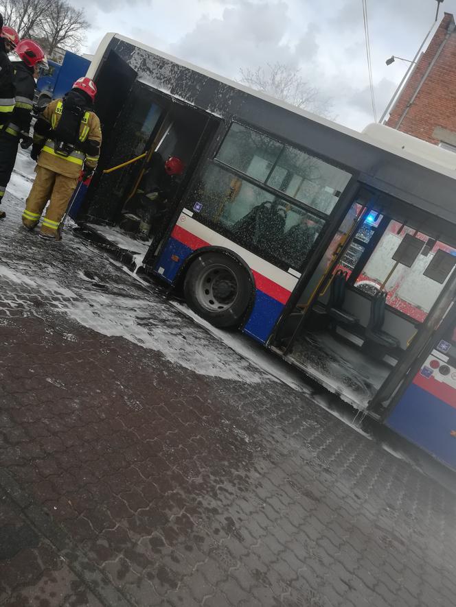 Uwaga! Pożar autobusu komunikacji miejskiej w Bydgoszczy! [AKTUALIZACJA, ZDJĘCIA]