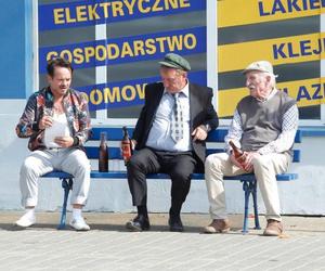 Ranczo ławeczka po sklepem