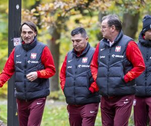 Reprezentacja zmokła na spacerze. Lewandowski się krył przed deszczem