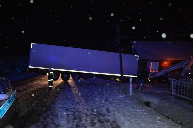 Podkarpacie: Tir wjechał w budynek mieszkalny