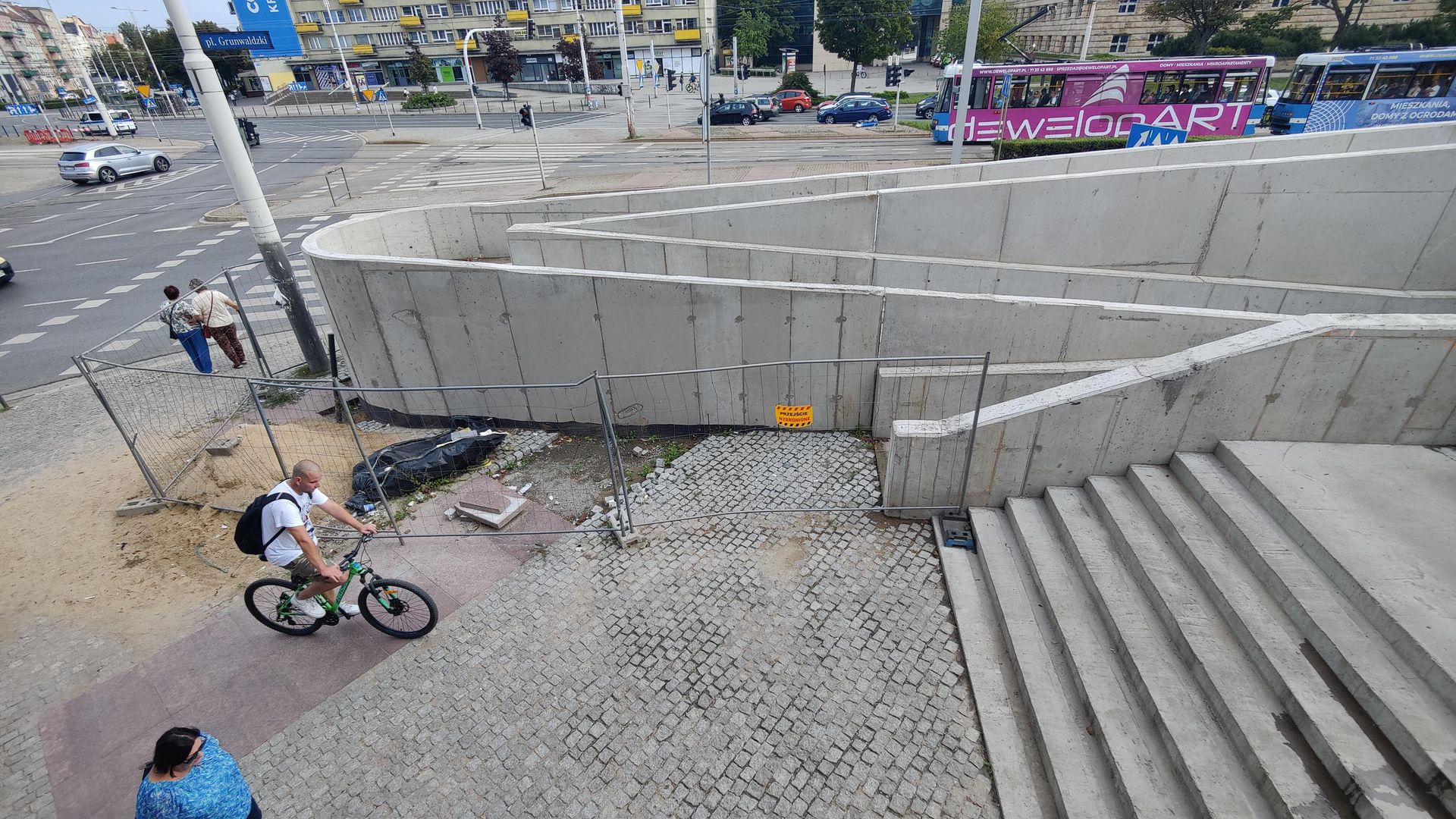 Remont esplanady przy Sedesowcach we Wrocławiu